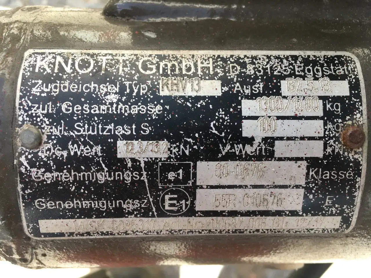 Gdzie jest tabliczka znamionowa w przyczepie kempingowej? Oto odpowiedzi