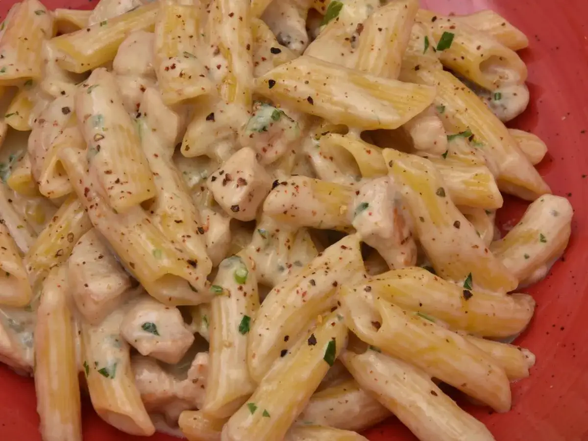 Jaki sos do makaronu z kurczakiem? Przepisy na każdy gust!