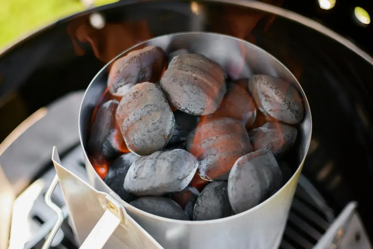 Brykiet czy węgiel na grilla - co wybrać dla lepszego smaku?