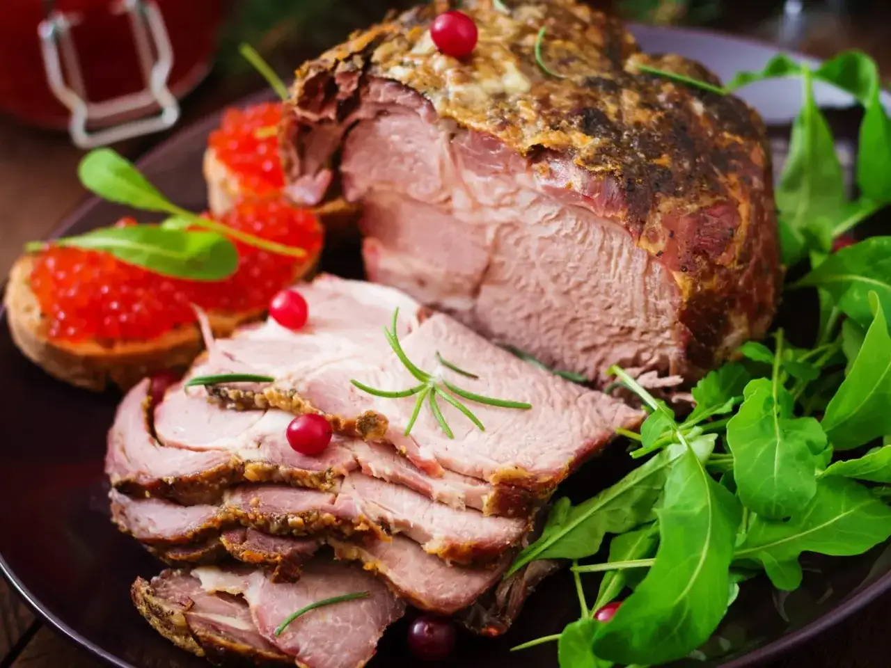 Pyszny, pieczony schab pokrojony w plastry, podany z kawiorową bruschettą i rukolą. Idealny na obiad, by dowiedzieć się, ile dusić schab do miękkości.