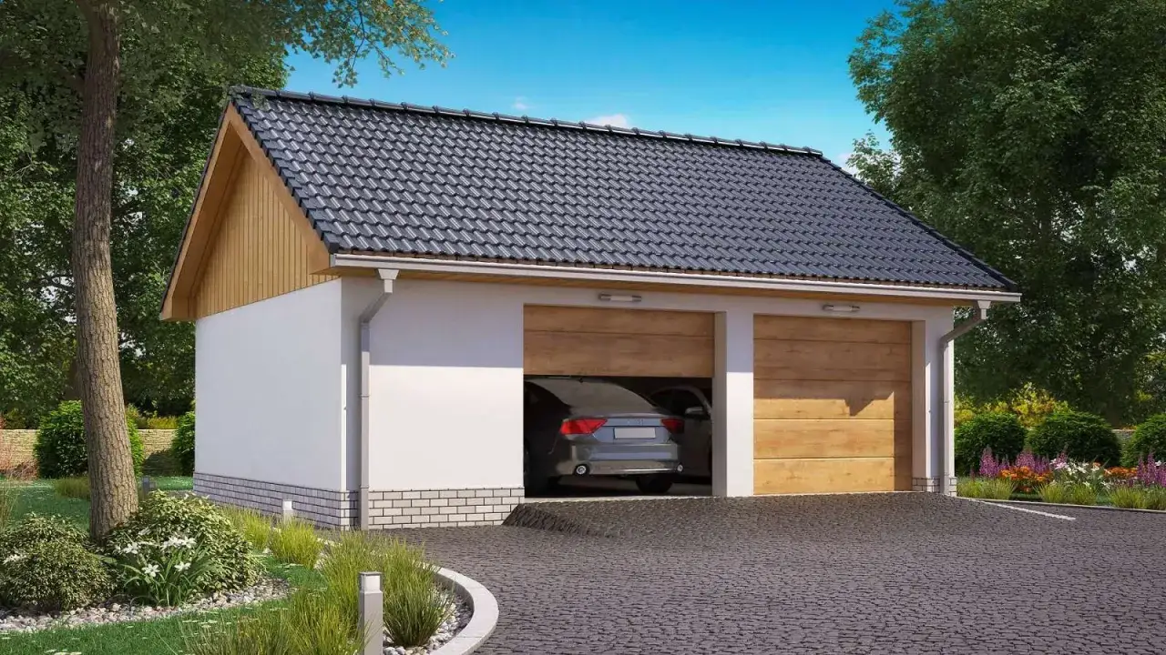 Nowoczesny projekt garażu 35m2 bez pozwolenia, z dwoma drewnianymi bramami, otoczony zielenią.