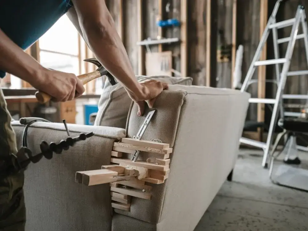 Jak naprawić wysiedzianą kanapę i zaoszczędzić na nowym meblu