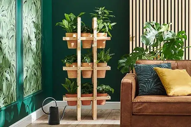 Jak zrobić drewniany kwietnik drabinkę – prosty poradnik krok po kroku