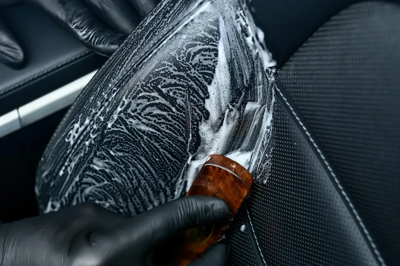 Czyszczenie skórzanej tapicerki w aucie: Krok po kroku do efektu jak nowej