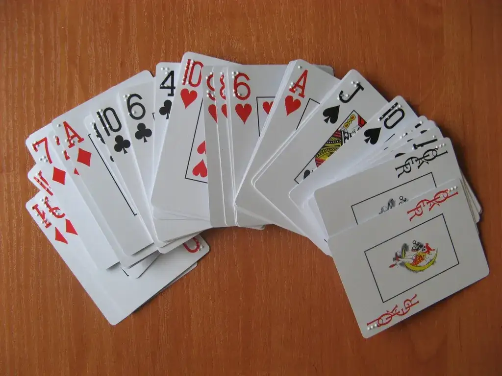 Karty do gry dla niewidomych – idealne rozwiązanie dla graczy