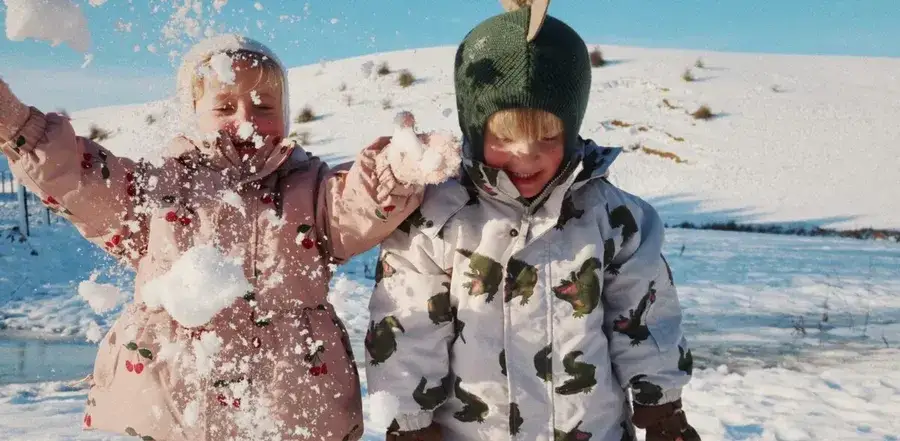 Zimowe góry z dzieckiem: Jak ubrać, by nie zmarzło ani nie przegrzało?