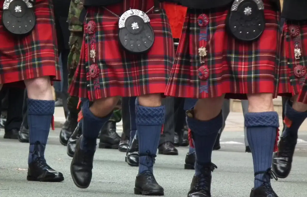 Dlaczego Szkoci noszą spódnice? Odkryj tajemnice kiltu i tradycji