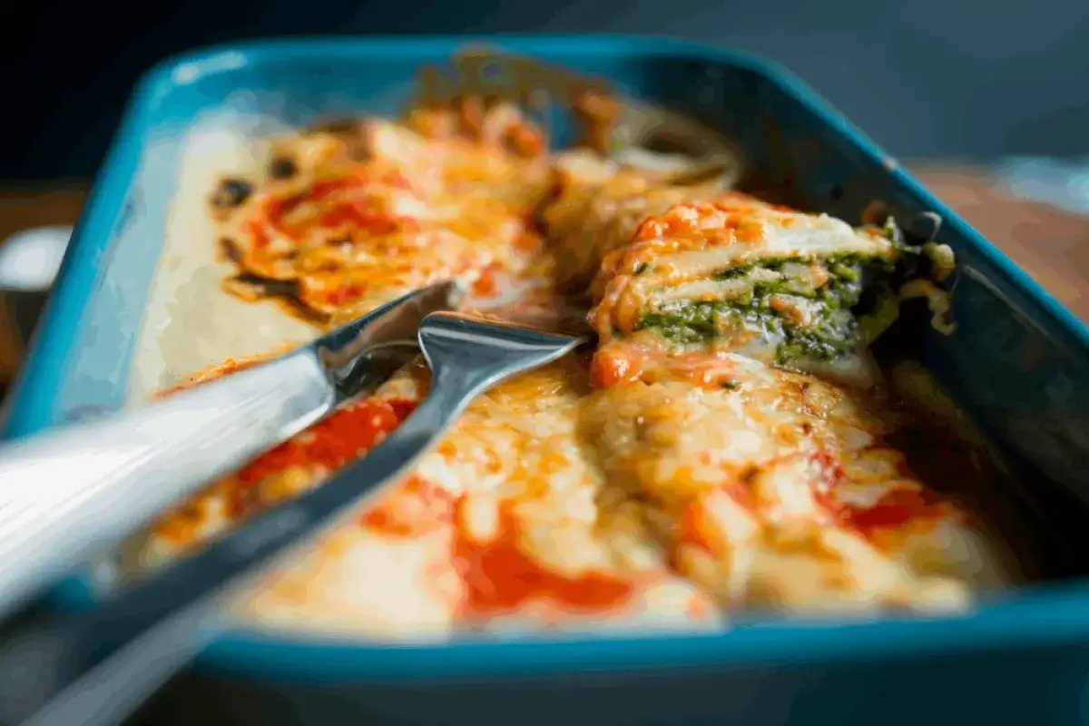 Zapiekane naleśniki ze szpinakiem i fetą: bez grudek i wodnistego farszu