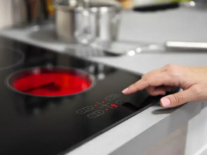 Płyta ceramiczna: ile prądu zużywa i czy warto? Oblicz koszty!