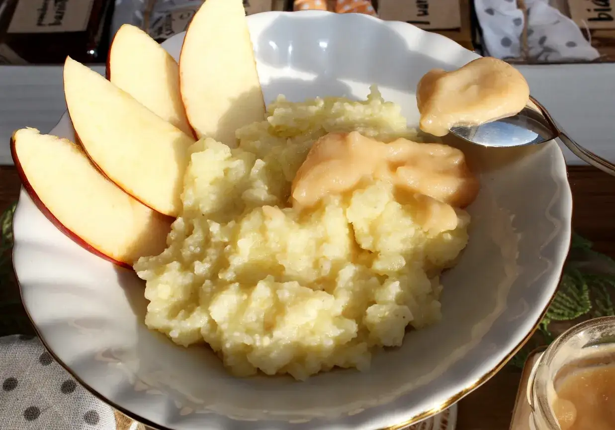 Gotowane jabłko dla niemowlaka: Jak podać bezpiecznie i smacznie?