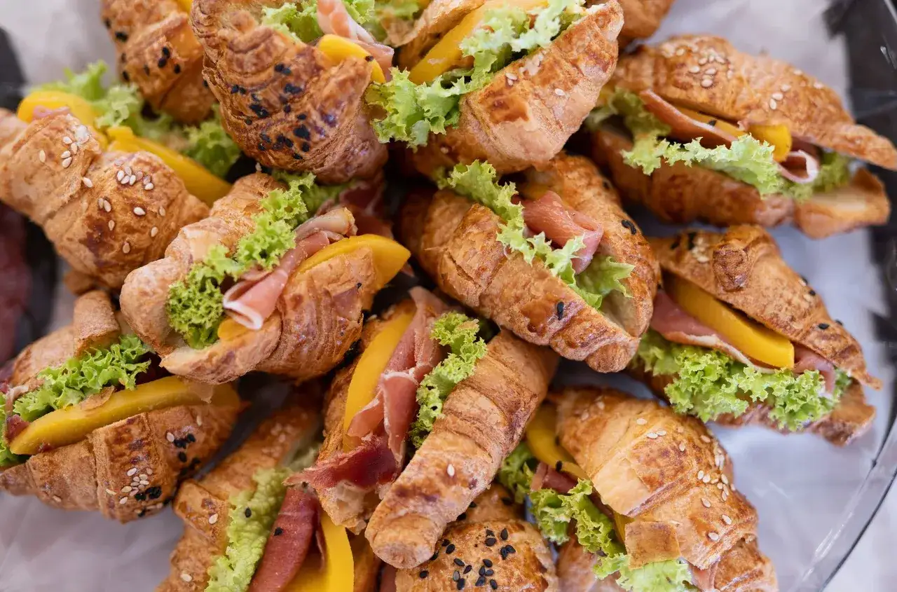 Mini croissanty z szynką, serem i sałatą. Idealne, by ugotować na sylwestra coś szybkiego i pysznego.