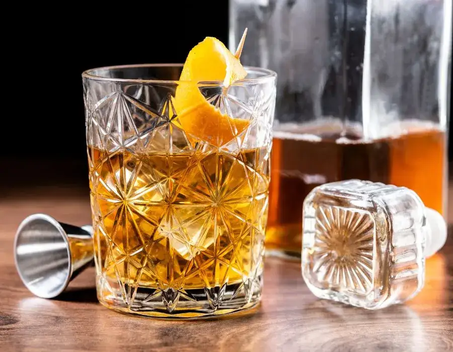 Jak pić whisky? Obal mity i znajdź swój idealny sposób