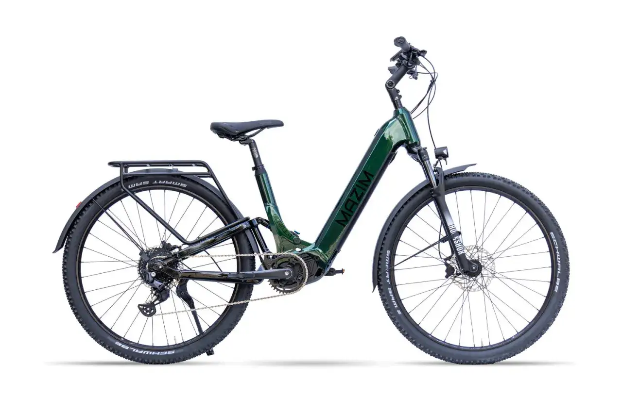 Zielony rower elektryczny MAZIM z napędem na przednie koło, bagażnikiem i błotnikami.
