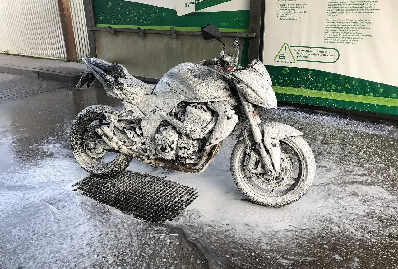 Motocykl pokryty pianą na myjni samoobsługowej. Czy można myć motocykl na myjni? Tak, jak widać, jest to możliwe.