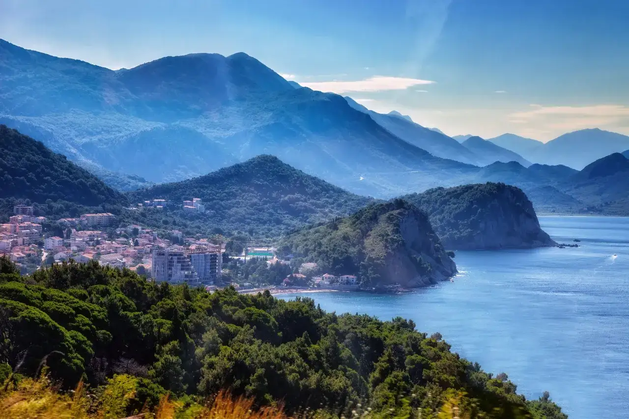 Jak długo trwa podróż autokarem do Czarnogóry? Sprawdź szczegóły