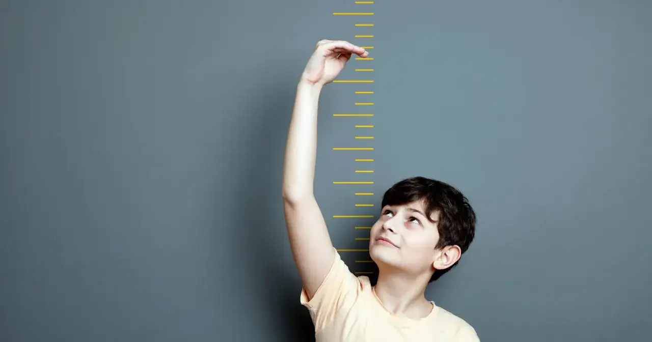Do ilu lat rośnie człowiek? Poznaj fakty i czynniki wzrostu