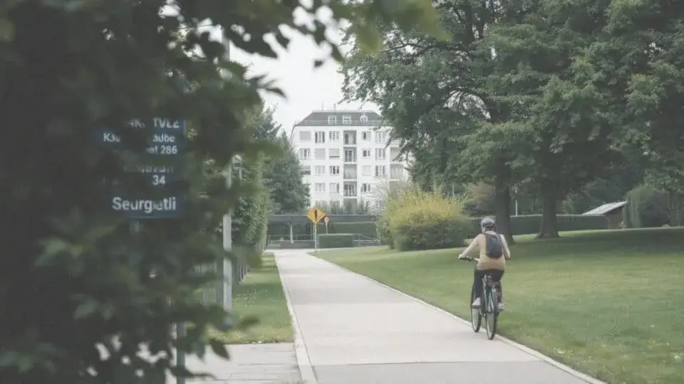 Dojazd PKP Inowrocław do Kujawiaka: Taxi, MPK, spacer co wybrać?