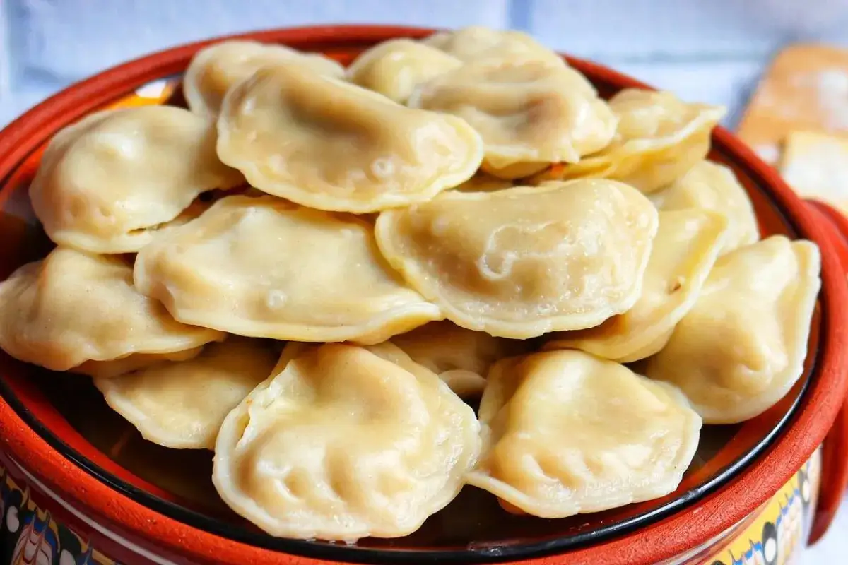 Stos idealnych pierogów, które świadczą o tym, że użyto najlepszej mąki na pierogi.