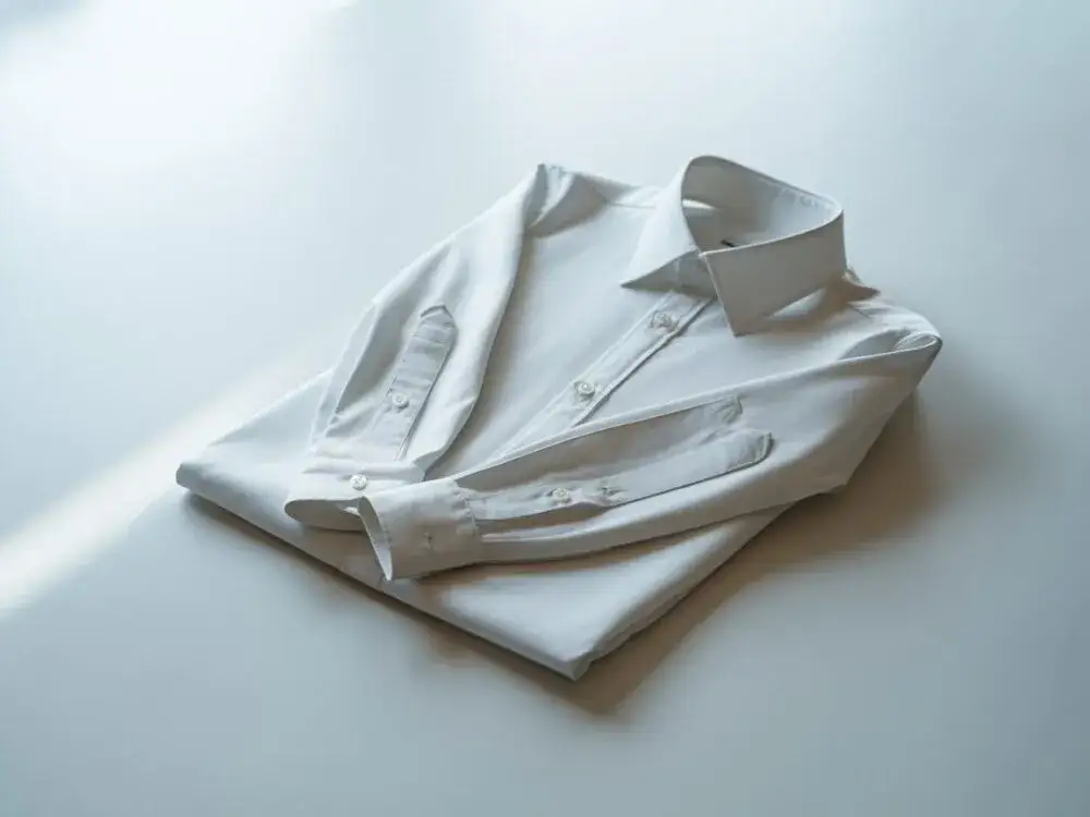 Jak składać bluzki z długim rękawem, aby uniknąć zagnieceń