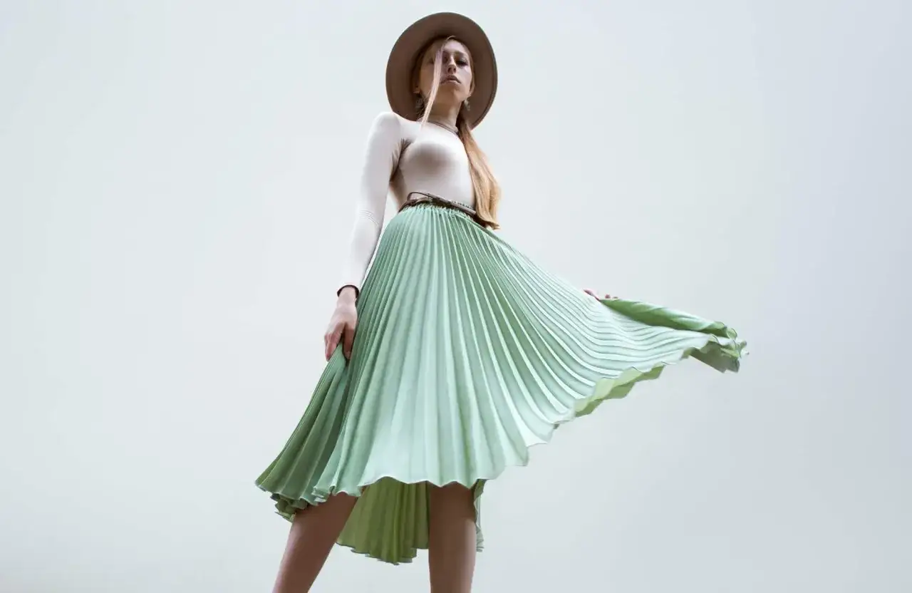 Jak skrócić plisowaną spódnicę: proste metody i cenne wskazówki