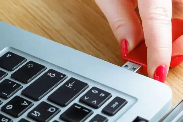 Jak zgrać z pendrive na komputer bez problemów i utraty danych