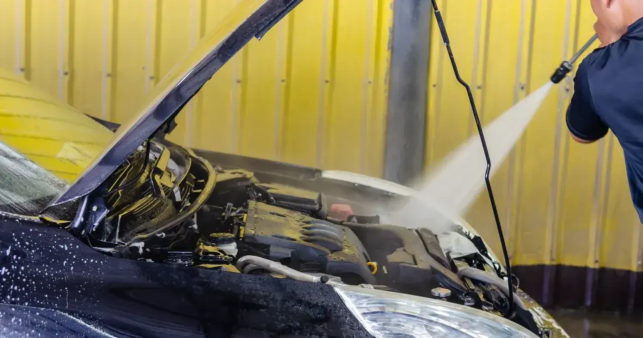 Czy można myć silnik na myjni? Poznaj ryzyko i bezpieczne metody