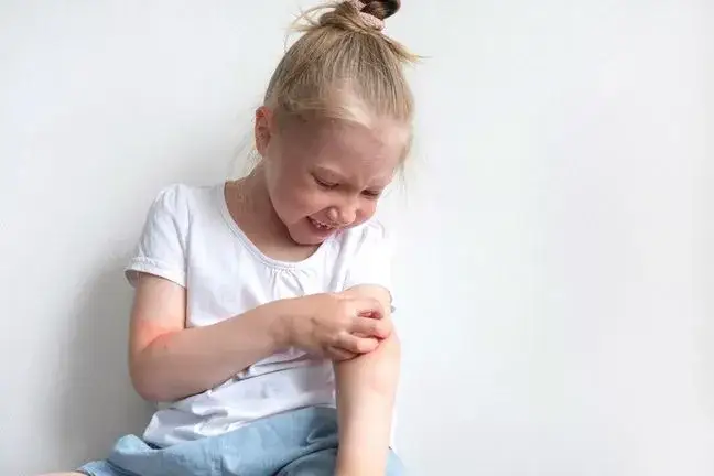 Czy wełna uczula dzieci? Odkryj, jak uniknąć podrażnień skóry