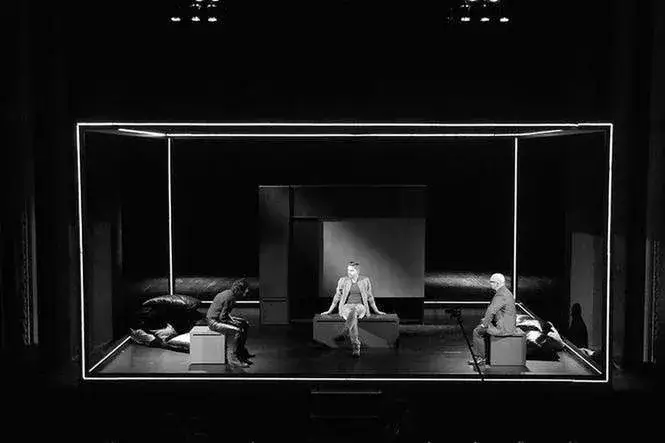 Ludzie inteligentni spektakl ile trwa? Sprawdź, co musisz wiedzieć!