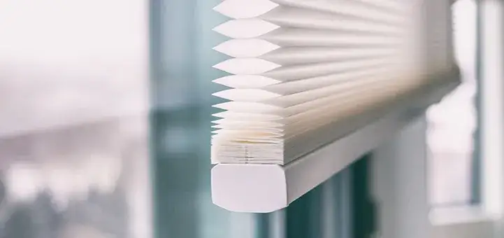 Jak czyścić rolety harmonijkowe, aby uniknąć ich uszkodzenia?