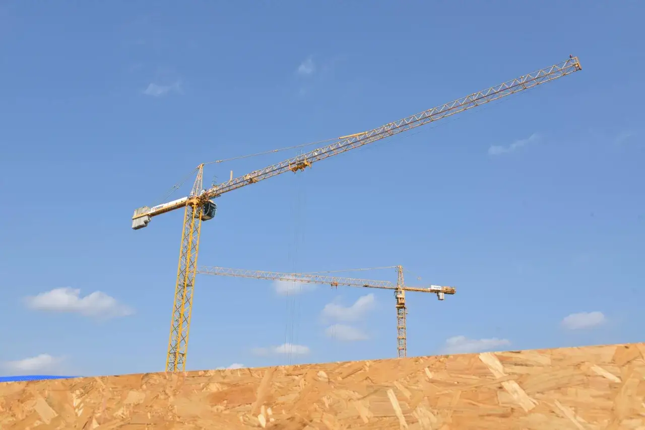 Jak zostać operatorem dźwigu - kluczowe kroki i wymagania do spełnienia