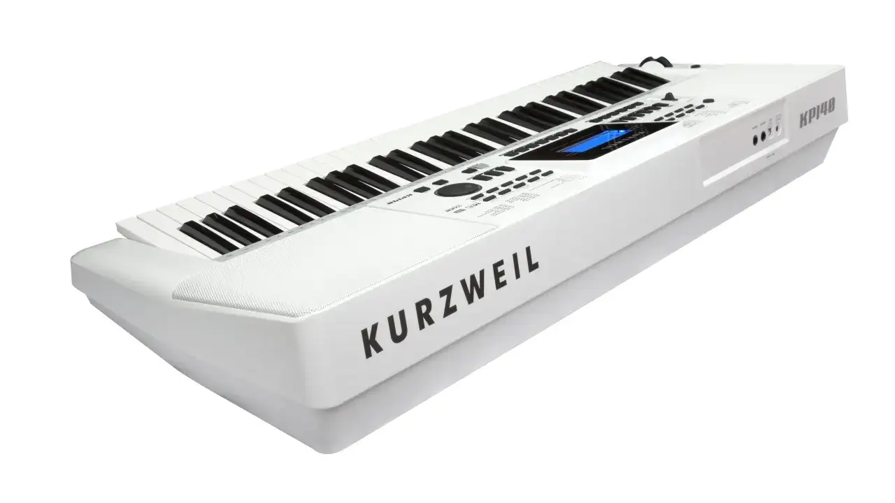 Biały keyboard Kurzweil KP140 z dynamiczną klawiaturą i niebieskim wyświetlaczem, gotowy do tworzenia muzyki.