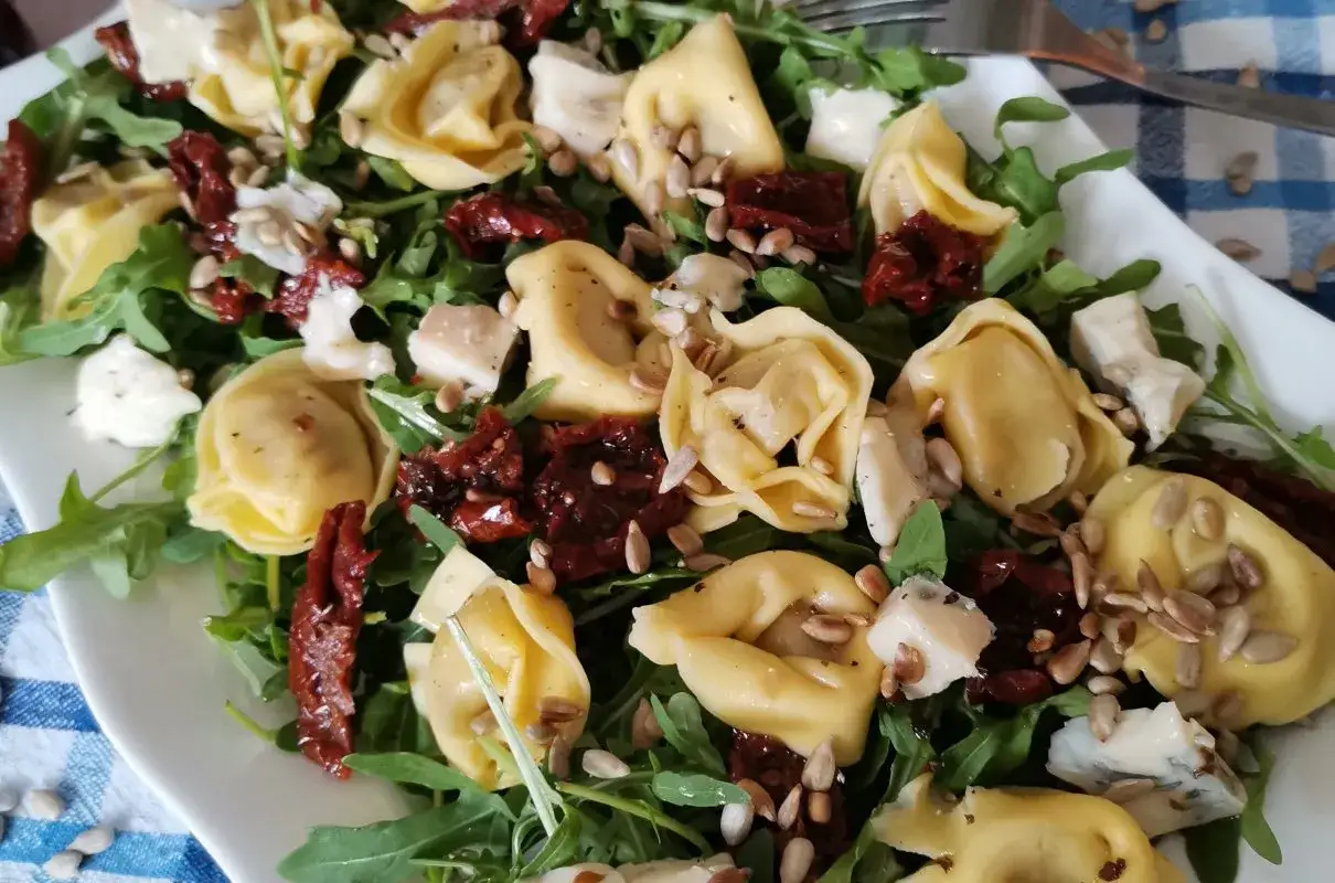 Sałatka z tortellini z serem, rukolą, suszonymi pomidorami i pestkami słonecznika.