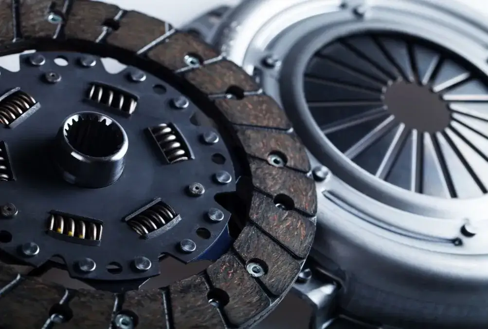 Objawy uszkodzonej sprężyny pedału sprzęgła – jak je rozpoznać i uniknąć kosztownych napraw