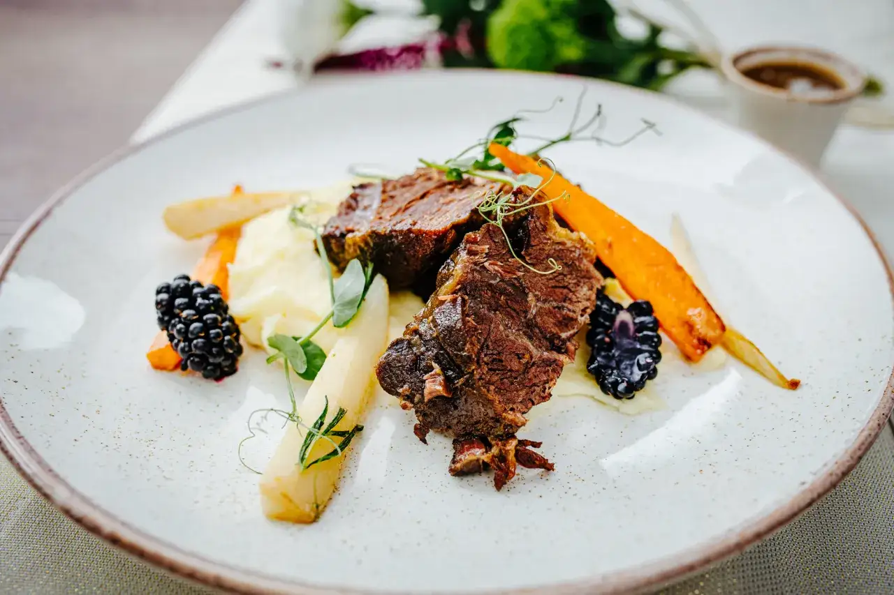 Gdzie zjeść w Kamiennej Górze? Odkryj najlepsze restauracje i kawiarnie