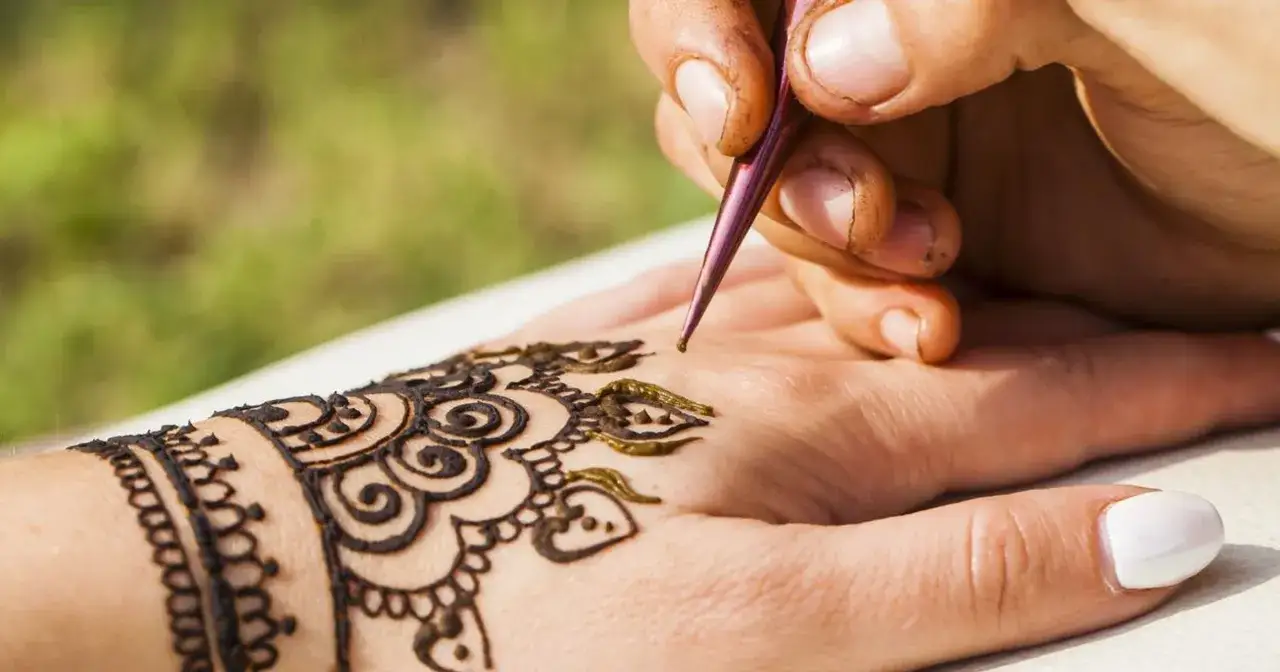 Bezpieczny tatuaż z henny w Polsce: Gdzie zrobić i na co uważać?
