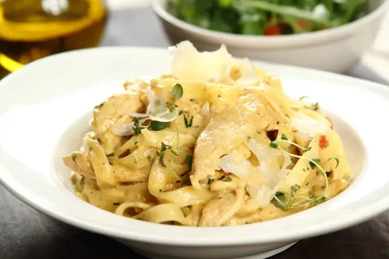 Szybkie spaghetti z kurczakiem w sosie śmietanowym w 30 minut