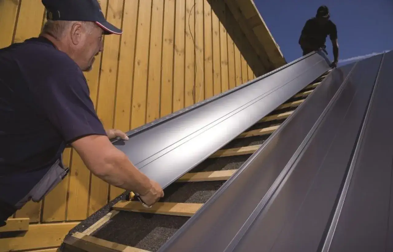 Jak chodzić po dachu bezpiecznie - unikaj najczęstszych błędów