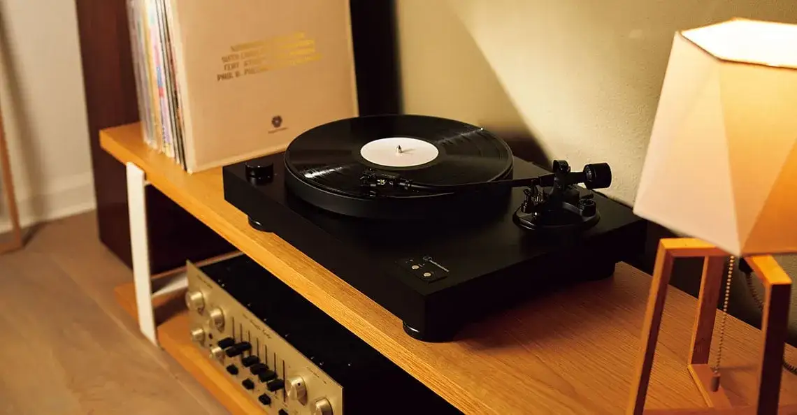 Jak podłączyć gramofon do kina domowego w 5 prostych krokach - poradnik