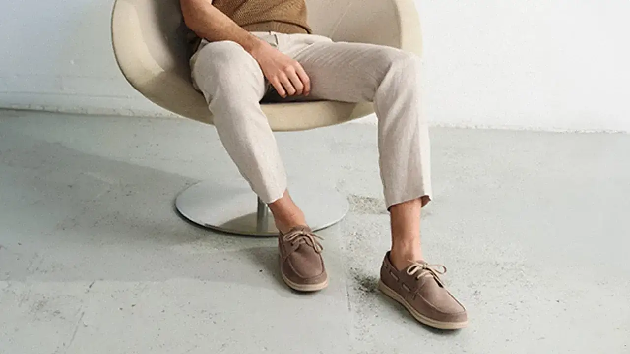 Beżowe buty do czego pasują? Idealnie do lnianych spodni i swetra w ciepłym odcieniu. Stylowy, letni zestaw.