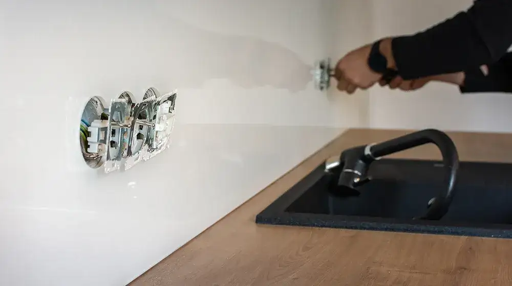 Jak montować gniazdka w kuchni, aby uniknąć kosztownych błędów