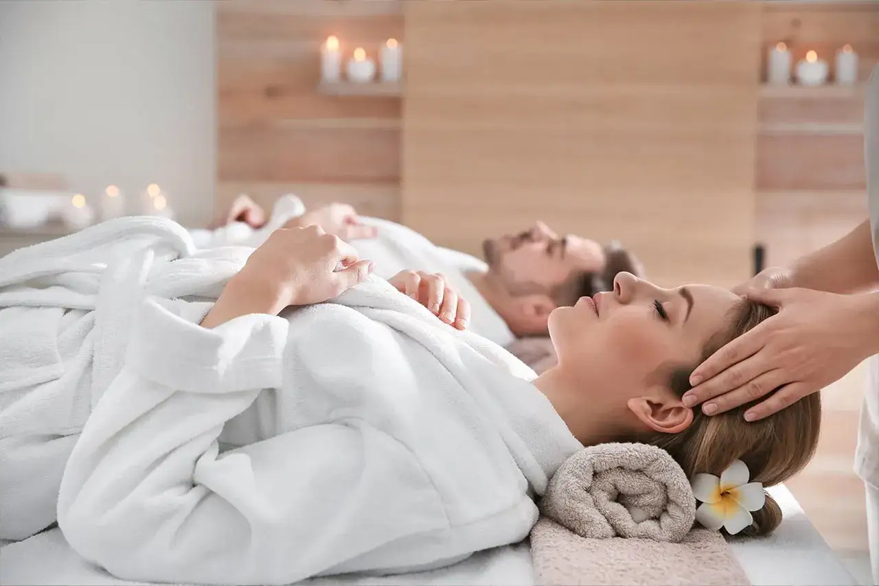 Para uniknąć objawów stresu przedślubnego i "wedding burnout", panna młoda relaksuje się na masażu głowy w spa.