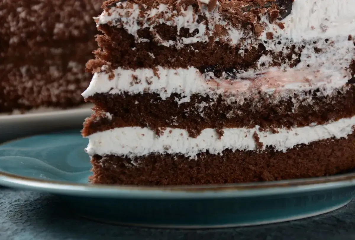 Jak przełożyć ciasto czekoladowe? Przepisy na kremy i triki!