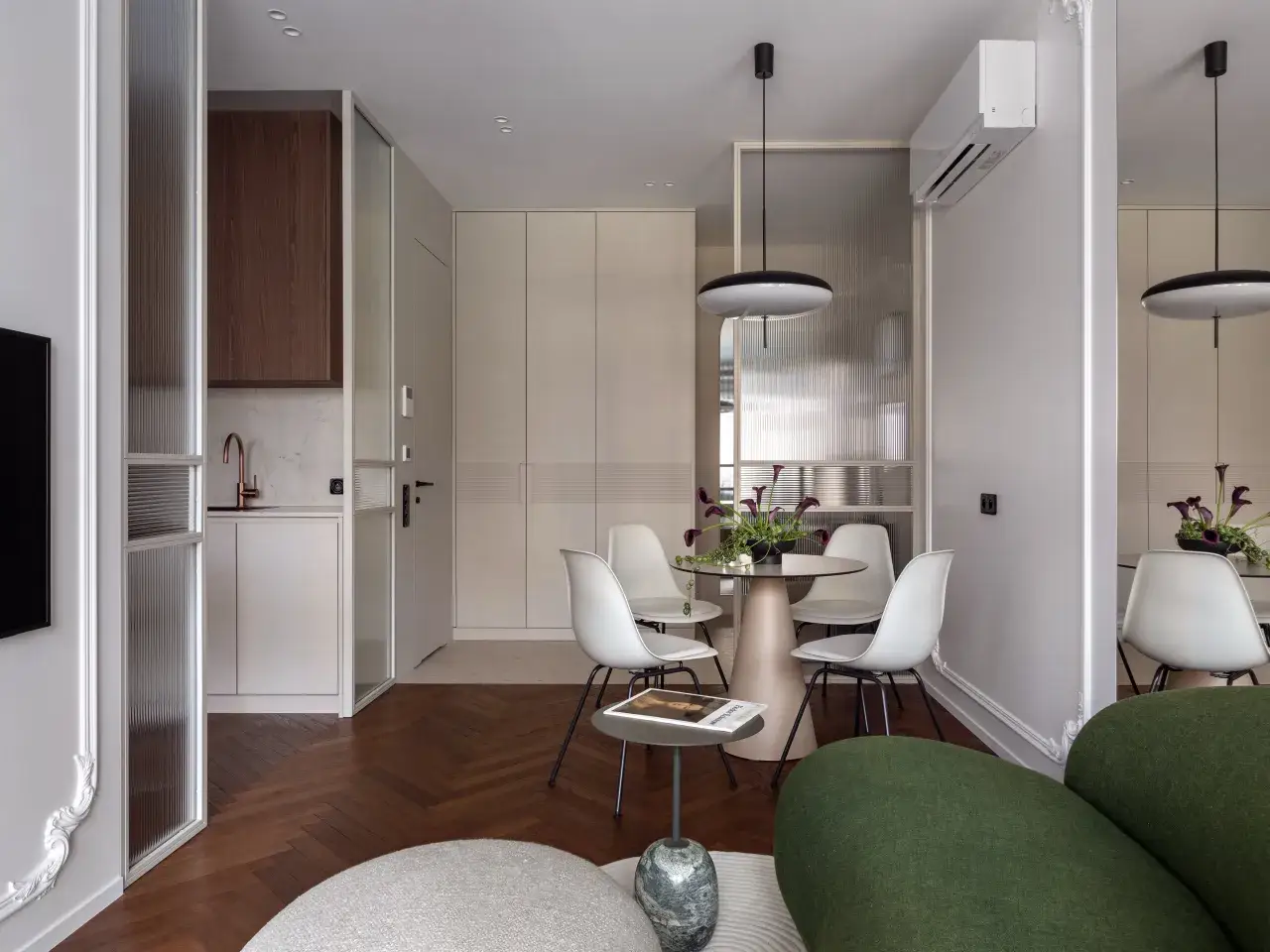 Myślę, że to jest dobre podejście. Oto propozycja tytułu, która spełnia wszystkie kryteria: Małe mieszkanie 30m²: Jak stworzyć funkcjonalną i stylową kawalerkę?