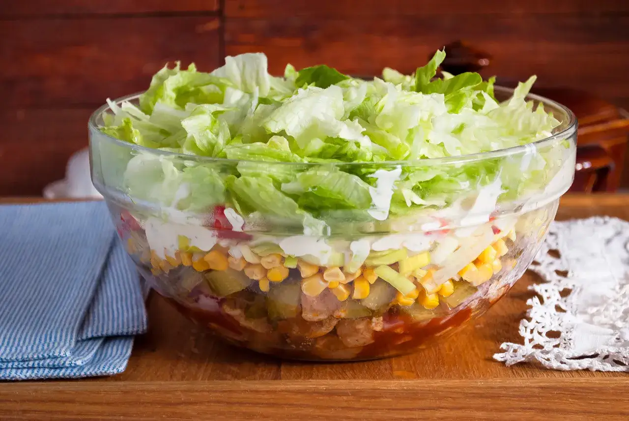 Sałatka gyros w lodówce: Ile dni postoi? Sprawdź!