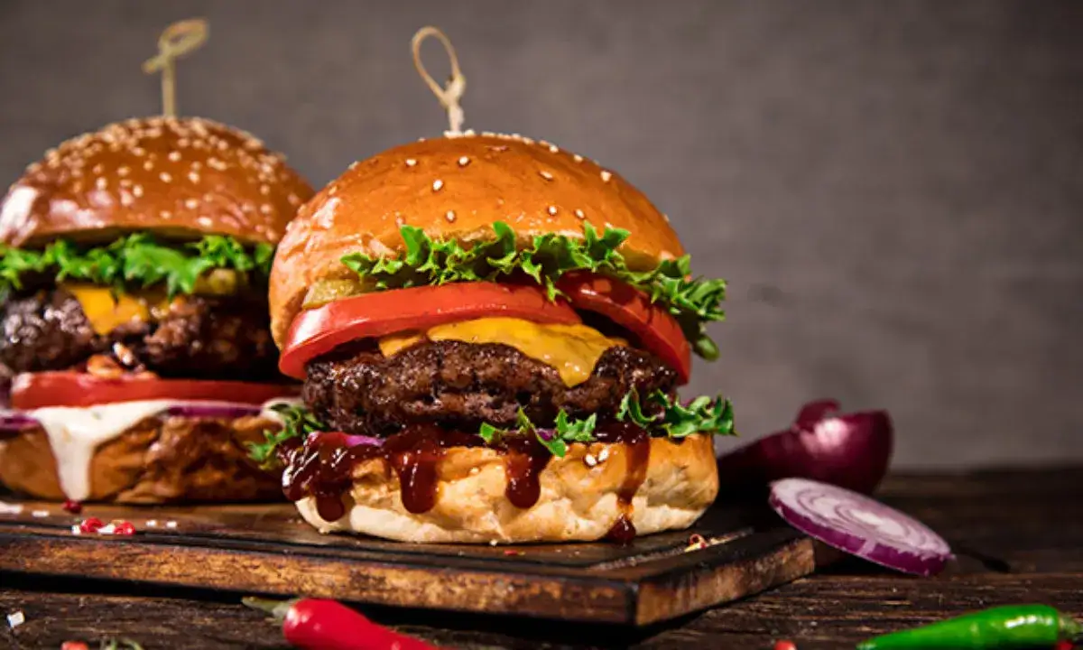 Idealne mięso na burgery: Jak osiągnąć perfekcyjną soczystość?