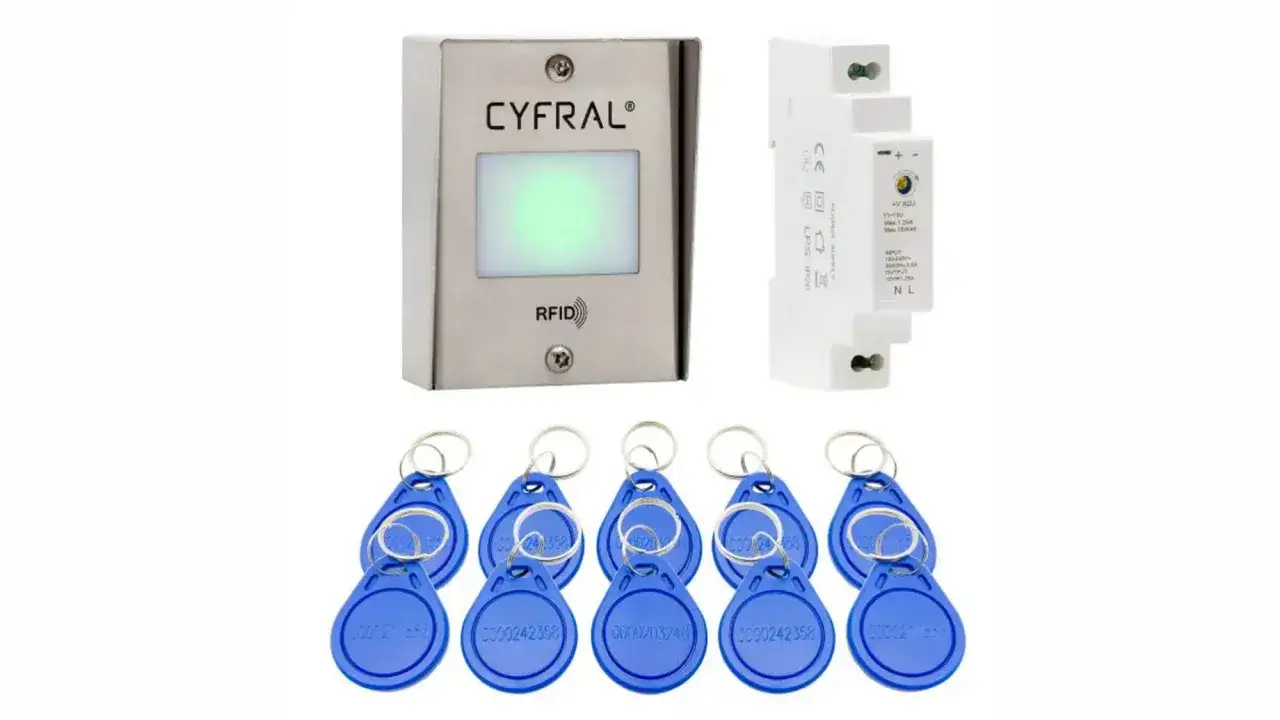 Domofon Cyfral RFID, zasilacz i niebieskie breloki.