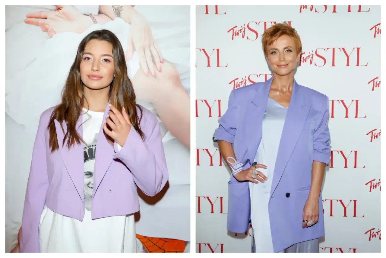 Dwie kobiety w marynarkach w odcieniu **kolor lawendowy**. Jedna młoda, druga dojrzała, obie prezentują elegancki styl.