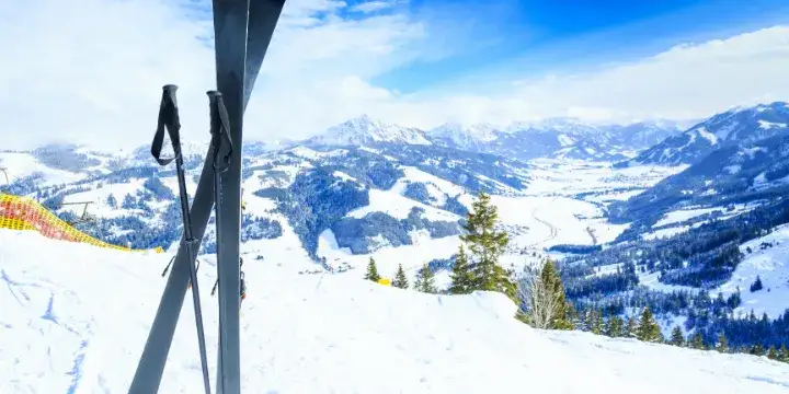 Marzec: Gdzie na wakacje? Słońce, narty, city break bez tłumów