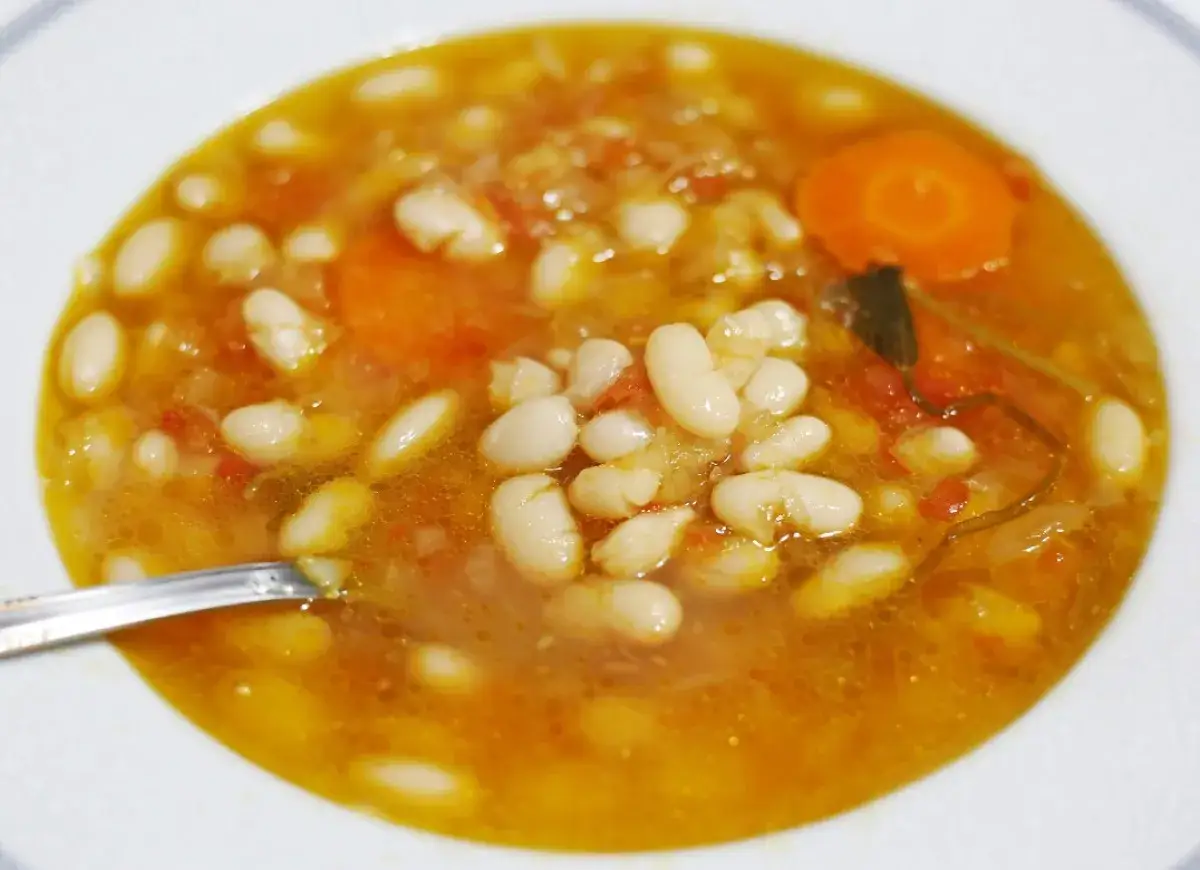 Poznaj najlepsze przyprawy do zupy fasolowej, które zmienią jej smak