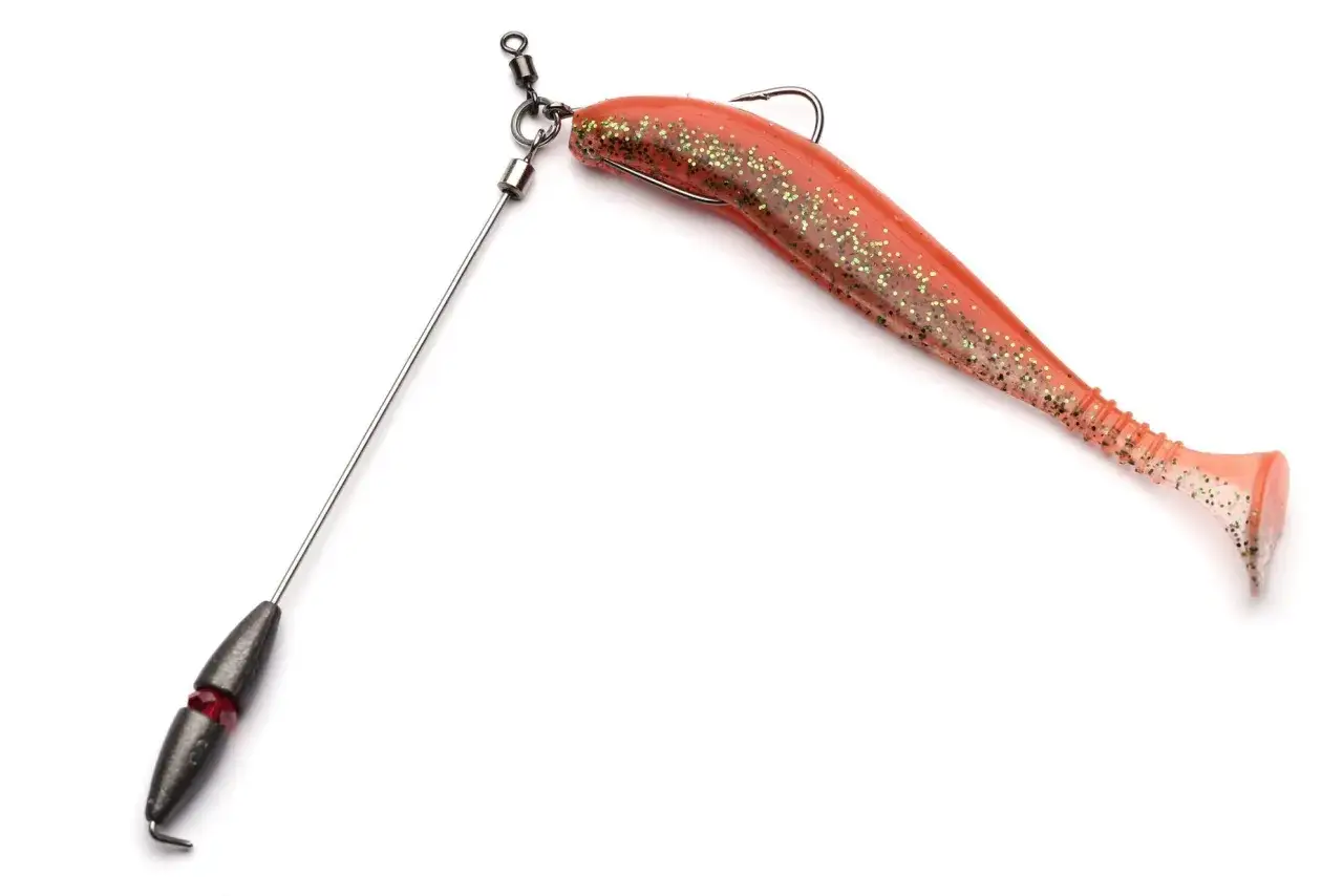 Okrągły haczyk z błyszczącą, pomarańczową gumową przynętą i obciążeniem. Idealny, jaki haczyk na okonia do łowienia drapieżników.